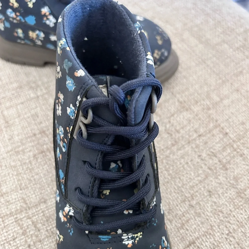 Oshkosh Navy Girls Ankle Boot with a Floral Design Lace Up  Size 10M